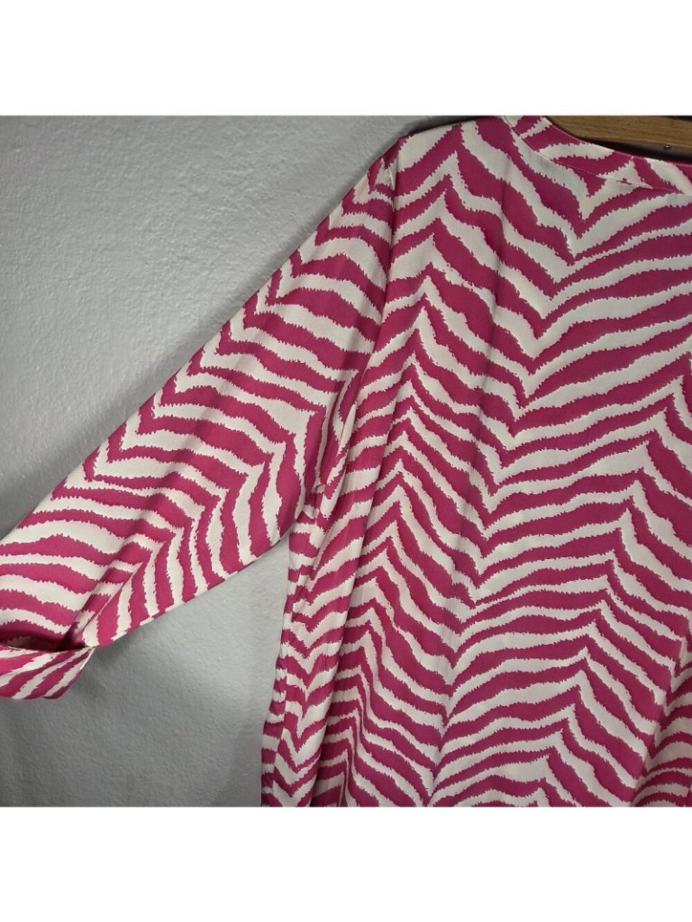 Caribbean Joe Pink Zebra Print Roll Tab Top Blouse Plus Size 1X V-Neck - Picture 10 of 14